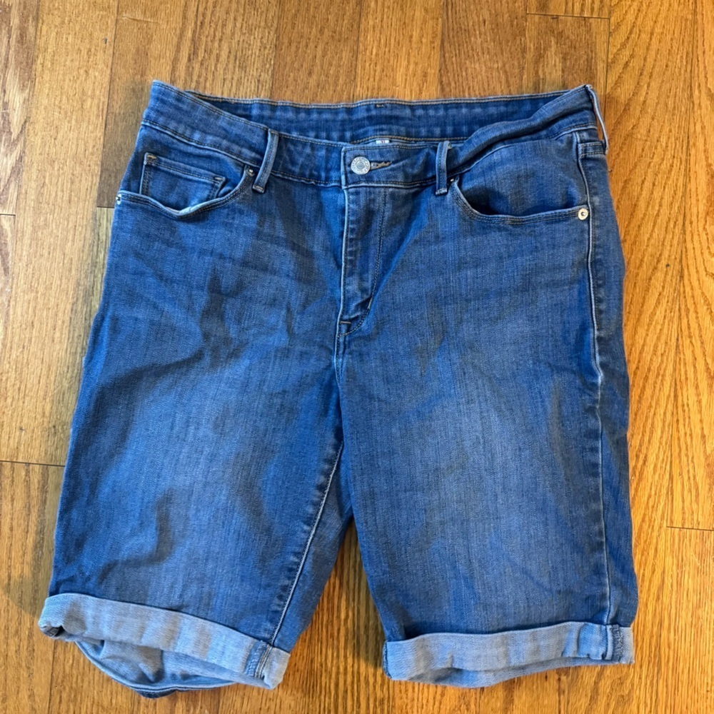 Signature by Levi Strauss Blue Jean Shorts Women’s Size 31